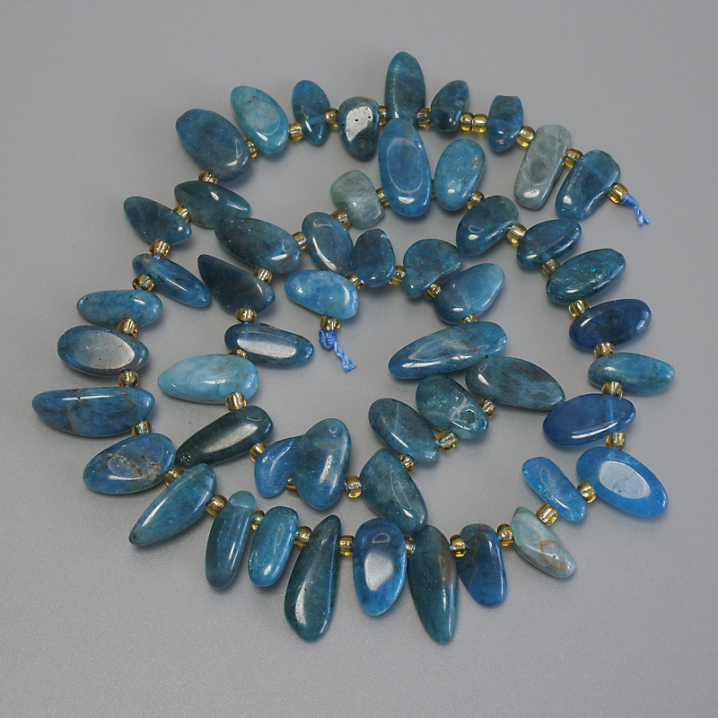 Koraliki z apatytu – motylki, drobne, średnica 10-16×6-7 mm ±, koraliki 3 mm ±, długość 39 cm ± na nitce