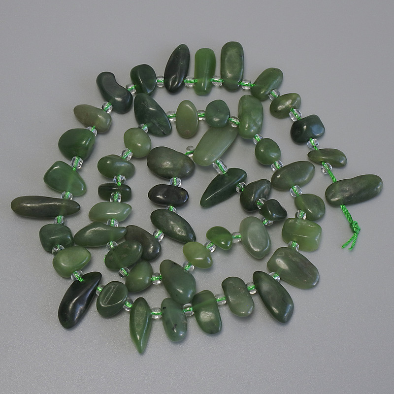 Koraliki z jadeitu w kształcie motylka, średnica 9–14×4–7 mm ±, koraliki 3 mm ±, długość 43 cm ±, na nitce