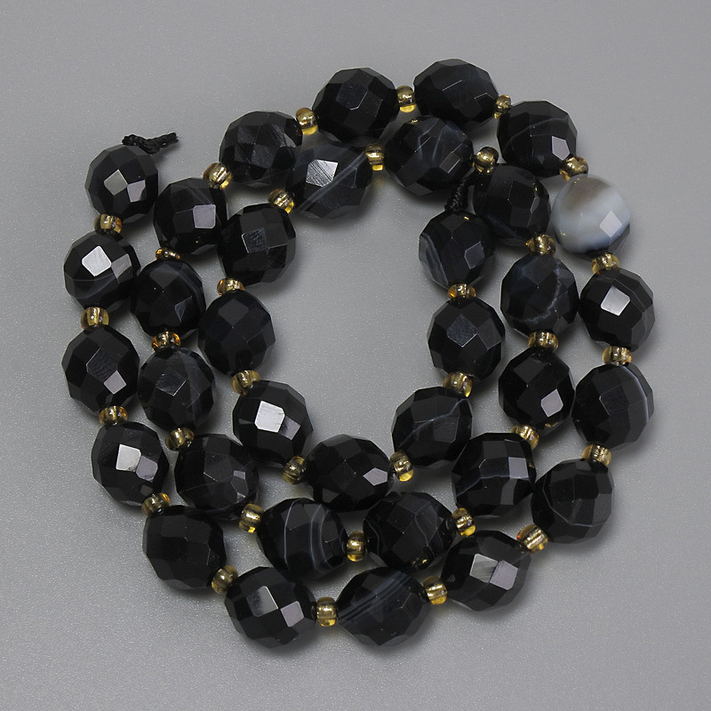 Koraliki agatowe w formie fasetowanego ziarenka, średnica 10×8 mm ±, koraliki o średnicy około 3 mm ±, długość 39 cm ±, na nici