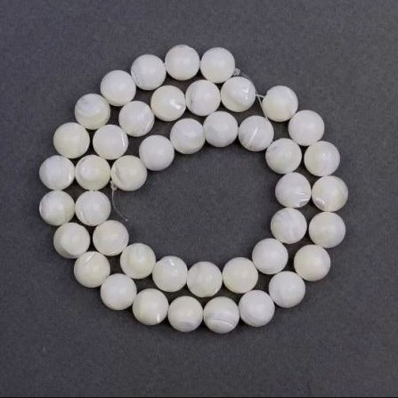 Koraliki z masy perłowej, gładkie kulki, średnica 10 mm, długość 39 cm na nitce