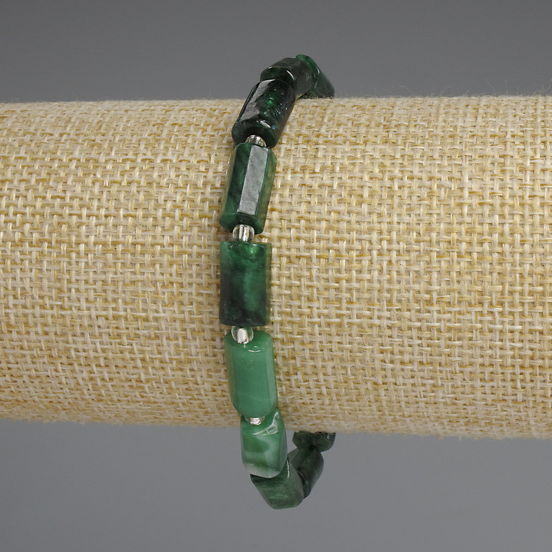 Bransoletka z szmaragdu, fasetowany szlif, średnica kamieni 11×6–7 mm ±, koraliki 3 mm ±, długość 18 cm ±, elastyczna