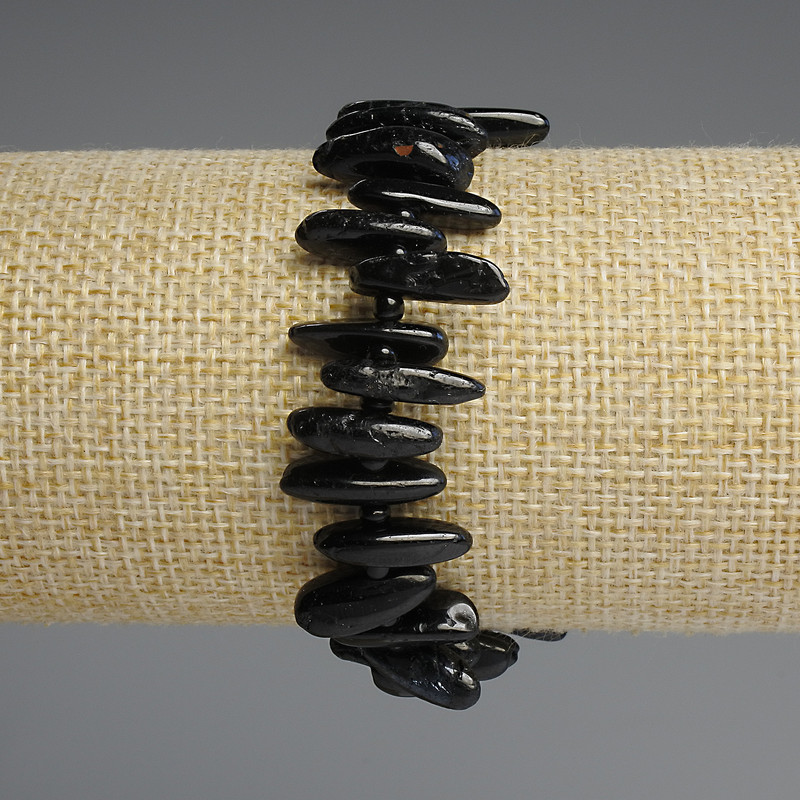 Bransoletka z agatu w formie drobiny-igły, średnica 15–28×3–4 mm, koraliki 3 mm, długość 18 cm, elastyczna