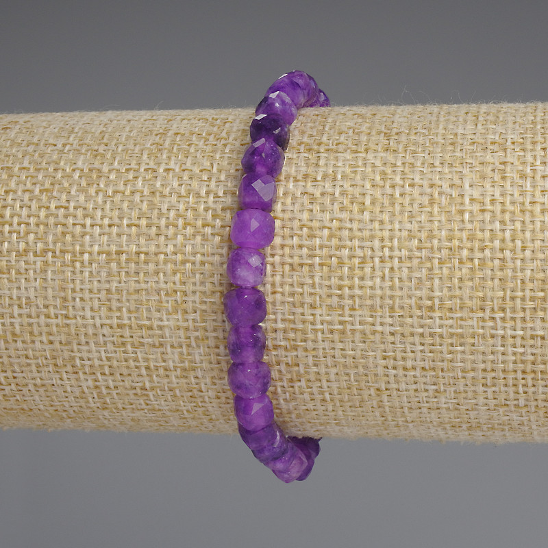 Bransoletka z sugilitu, szlifowany kubik, o wymiarach 5×5 mm, długość około 18 cm, elastyczna