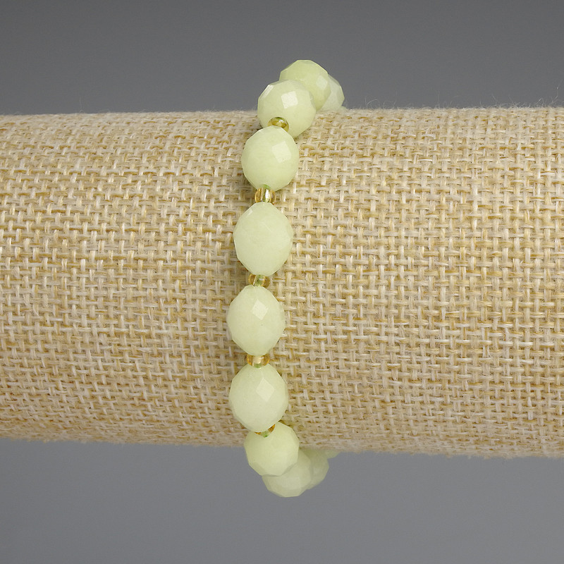 Bransoletka z chryzolitą (oliwin) – fasetowane kule 10×8 mm i drobne koraliki 3 mm, długość 18 cm, elastyczna