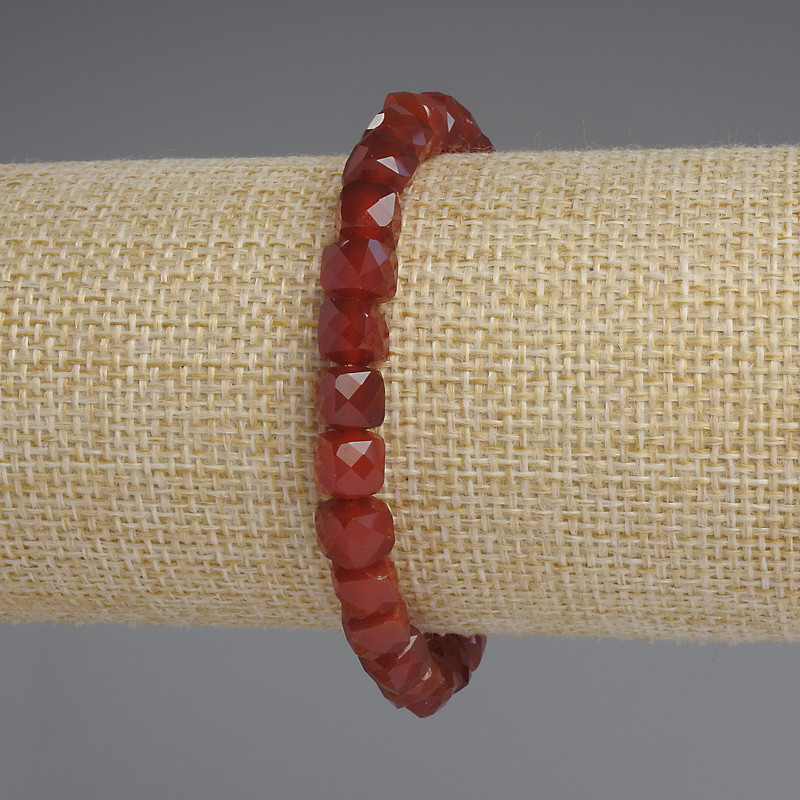 Bransoletka z karneolu w formie fasetowanych kostek, średnica 6,5 × 6,5 mm, długość 18 cm ± elastyczna baza