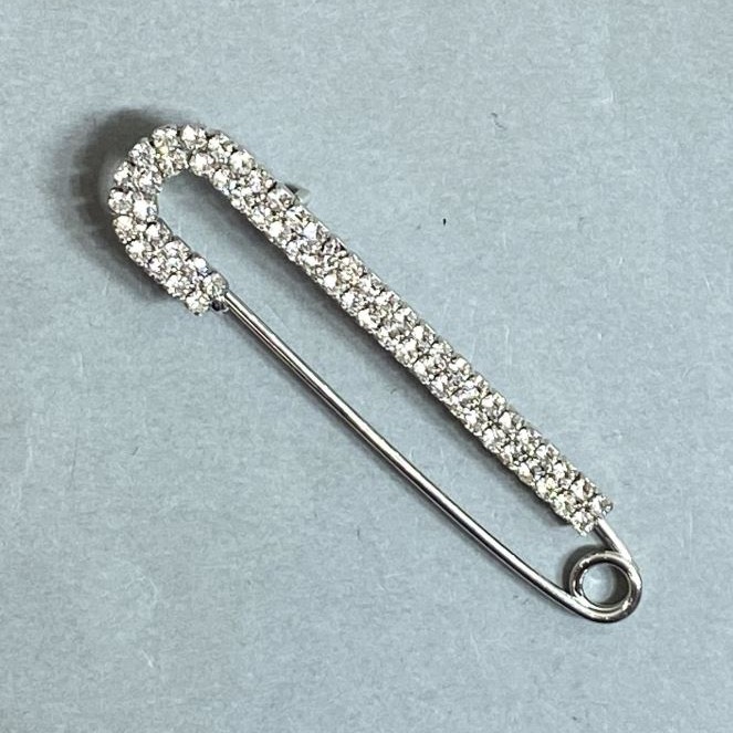 Broszka-spinka z białymi kryształkami 72×18 mm kolor metalu 'srebro'