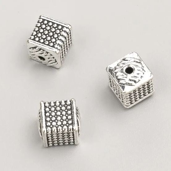 Koralik-wstawka w kształcie sześcianu, średnica 6,5×6 mm, fazowana, waga 20 g, 8 szt. ± kolor metalu „srebro”