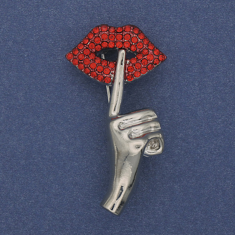 Broszka Akcent z czerwonymi kryształami, metal srebrzysty, 45×24 mm+