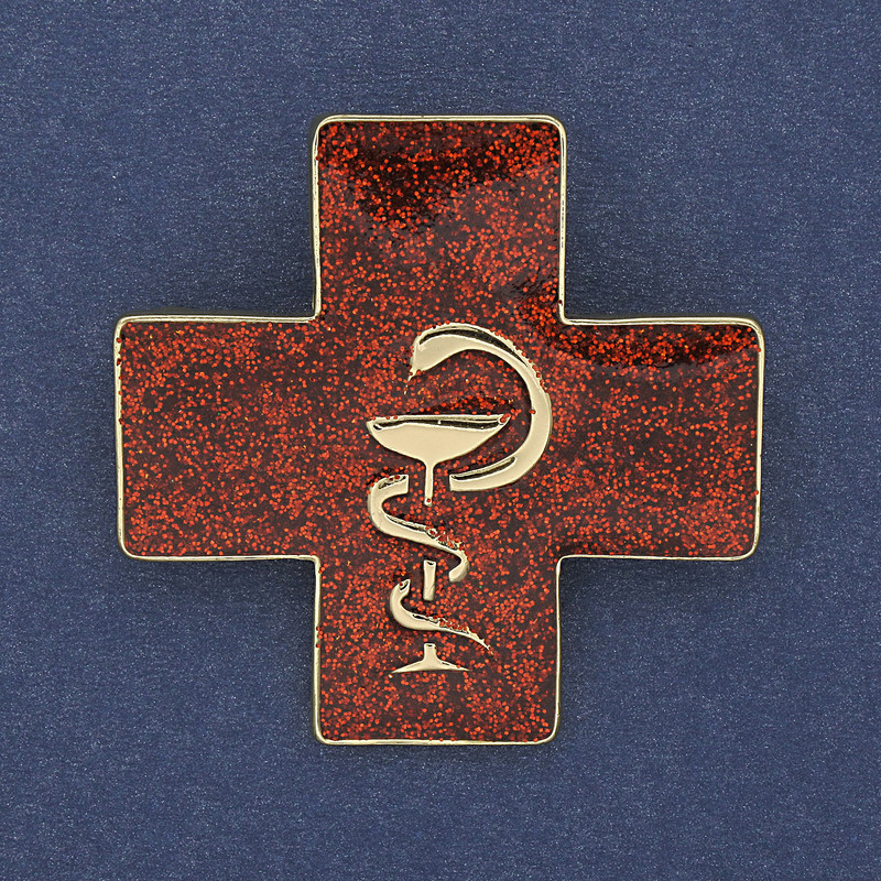 Broszka-wisiorek Krzyż ze żmiją nad kielichem, czerwona emalia, metal złocisty, 38×38 mm+