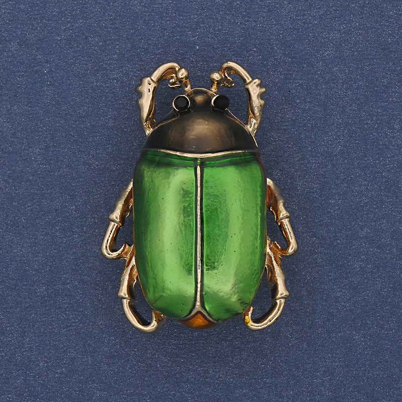 Broszka Żuk – zielona emalia, czarne cyrkonie, złocisty metal, 23×31 mm