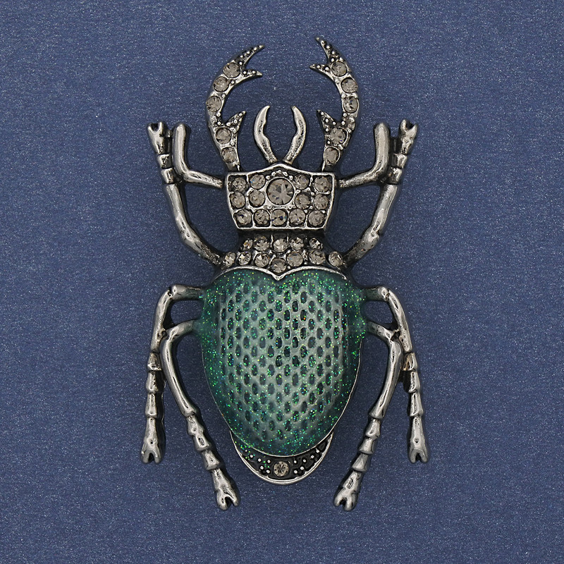 Broszka Żuk Skarabeusz, zielona emalia, szare kamienie strassowe, srebrzysty metal, 27×46 mm+