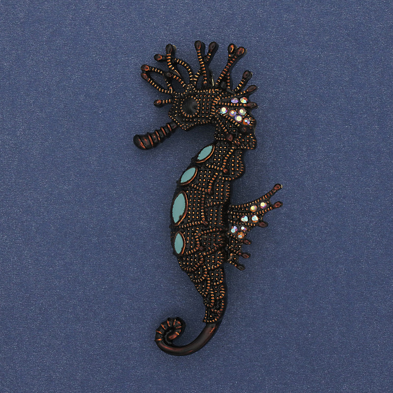 Broszka-kulon „Koń morski” z kolorowymi cyrkoniami, emalia brązowa, metal złocisty, 63×31 mm+