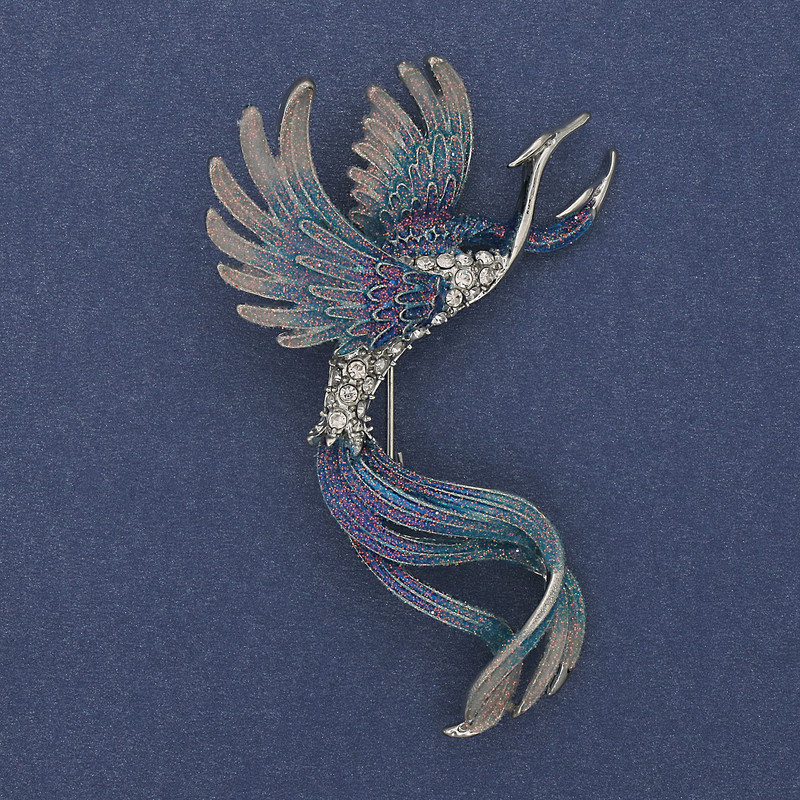 Broszka Ptaka w błękitnej i szarej emalii, kryształy, srebrzysty metal 43×67 mm +