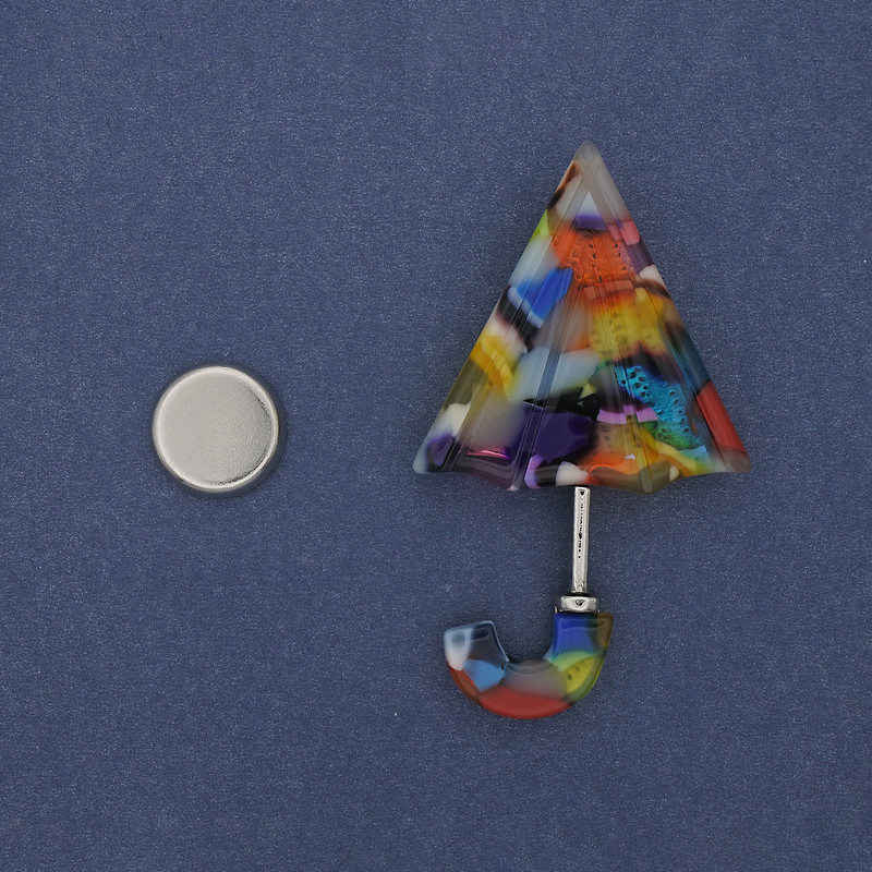 Broszka na magnesie „Parasolka” – akryl, 63×36 mm, srebrzysty metal