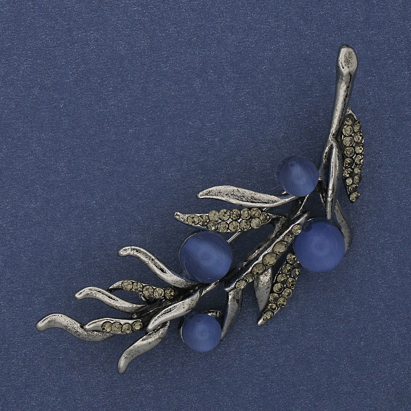 Broszka Gałązka z niebieskim kocim okiem, szare kryształy, 67×26 mm, metal srebrzysty