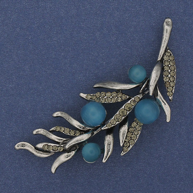 Broszka Gałązka z błękitnym kocim okiem i szarymi kryształkami, 67×26 mm, metal srebrzysty