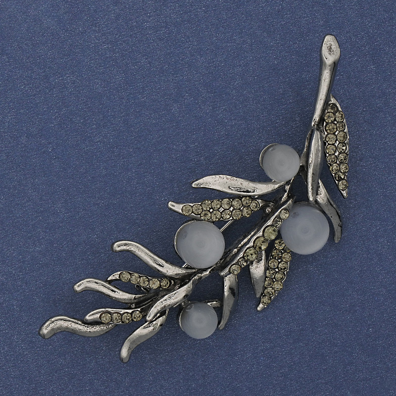 Broszka Gałązka z szarym kocim okiem, szare kryształki, 67×26 mm, metal w kolorze srebra