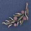 Broszka „Gałązka” z różowym kwarcem i szarymi cyrkoniami, 67×26 mm, metal srebrzysty
