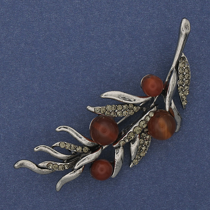 Broszka Gałązka z karneolem i szarymi kryształami, 67×26 mm, srebrzysty metal