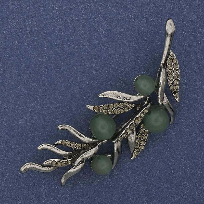 Broszka Gałązka z nefrytem i szarymi kryształami, 67×26 mm, metal srebrzysty