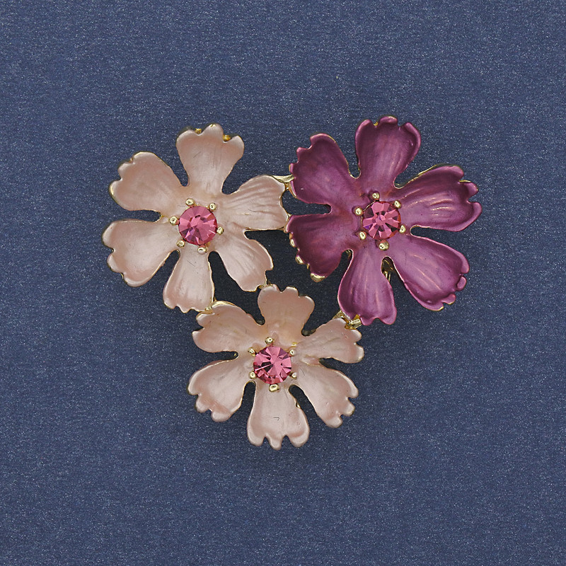 Broszka-wisiorek różowa i liliowa emalia, różowe strass, srebrzysty metal, 31×34 mm+