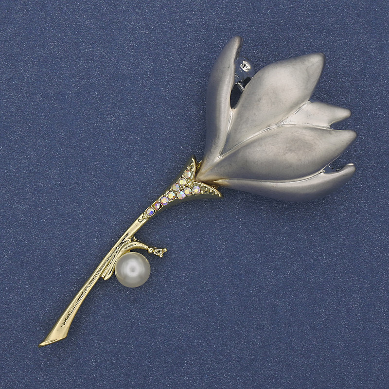 Broszka-wisiorek „Kwiat” srebrzysta emalia, perła, kryształy, metal złocisty 29x64 mm+