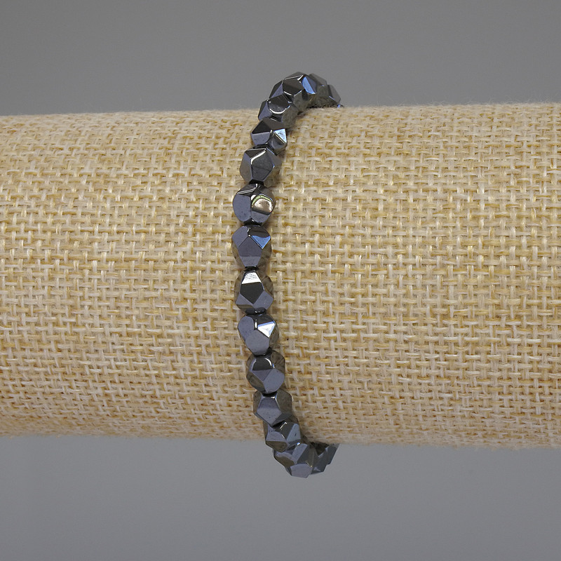 Bransoletka z hematitu w kształcie wielokątnych kryształków, średnica 6×5 mm, długość 18 cm, elastyczna