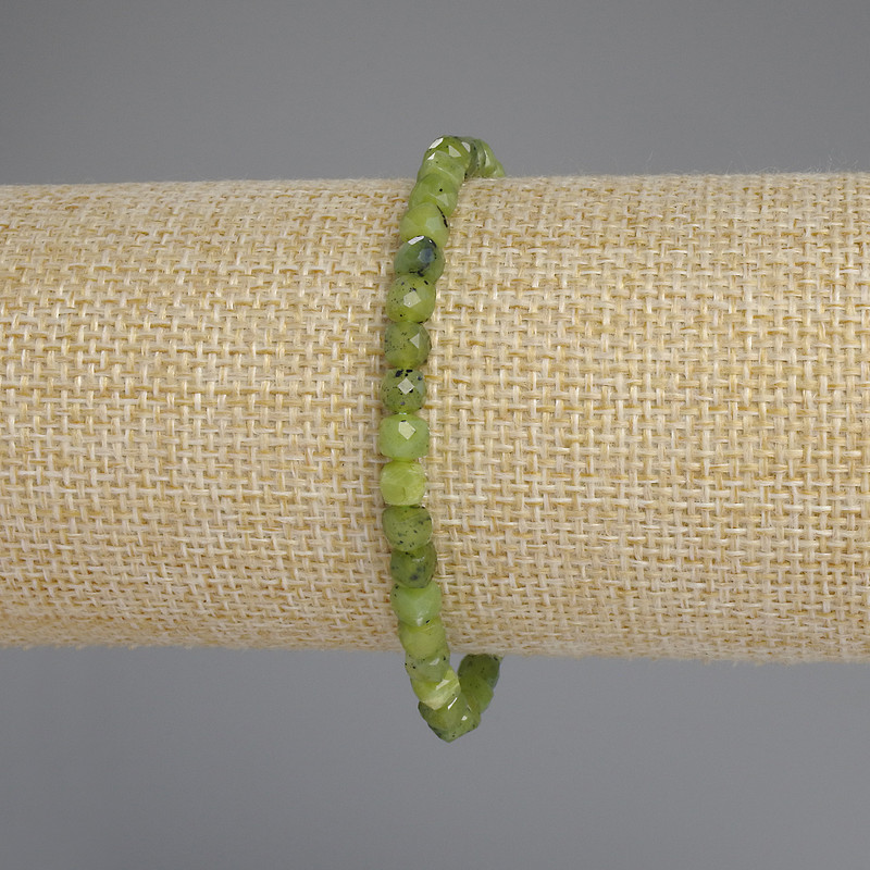 Bransoletka z kanadyjskiego jadeitu – fasetowany kubik, średnica około 4,5×4,5 mm, długość 18 cm