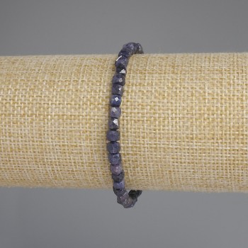 Bransoleta z fasetowanego szafiru w kształcie sześcianu, o boku 4×4 mm, długość około 18 cm