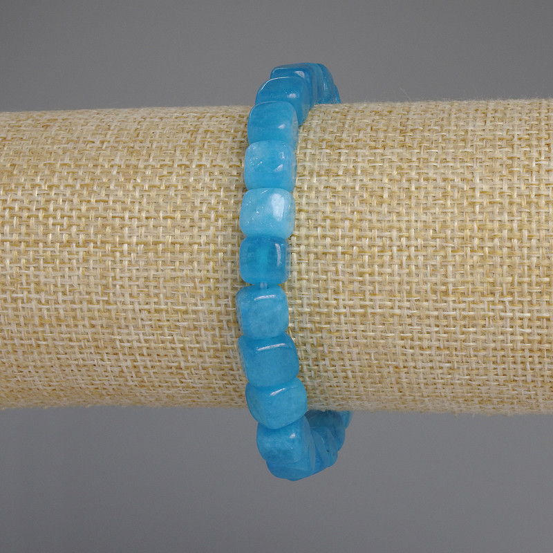 Bransoletka z akwamarynu w formie kostek, średnica 7–8 mm, długość 18 cm, elastyczna