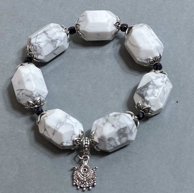 Bransoletka z howlitem fasetowanym w kształcie owalnym, średnica 20x15 mm, długość 18 cm, na elastycznej gumce