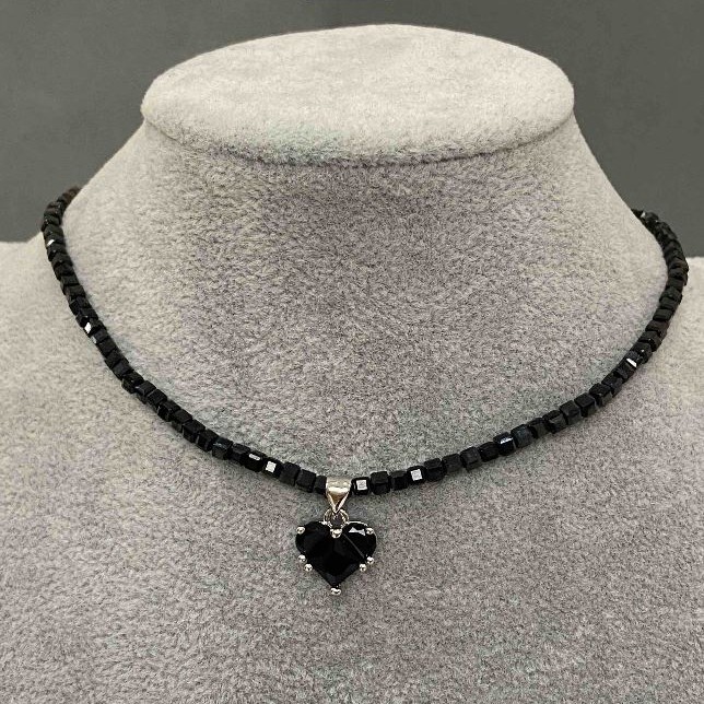Choker z turmalinem fasetowany kubik 3 mm ±, wisiorek w kształcie serca 12 mm ±, długość 36 mm ±, przedłużający łańcuszek +5 cm