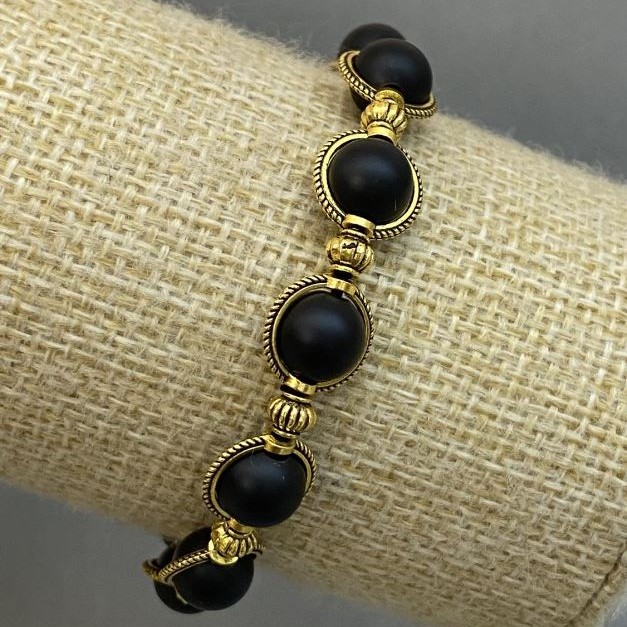Bransoletka ze szungitu z gładką kulką, średnica 8 mm ±, z metalowymi wstawkami, długość 18 cm ± elastyczna