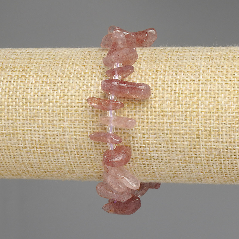 Bransoletka z kwarcu truskawkowego – drobiny, średnica 10–14×3–5 mm ±, koraliki 3 mm ±, długość 18 cm ±, na elastycznej gumce