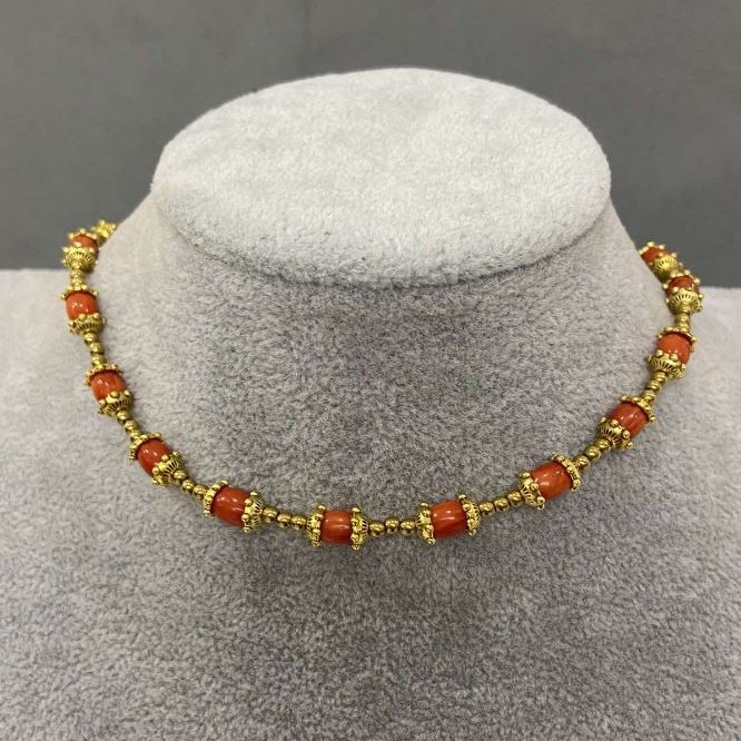 Choker z koralu o kształcie beczkowym 6×4,5 mm ±, kuleczka hematytu 2 mm ±, długość 38 cm, przedłużacz łańcuszka 5 cm