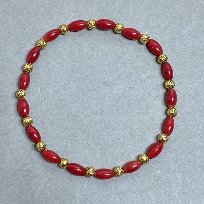Bransoletka z koralu «Ziarenko» 8×4 mm ± z metalowymi wstawkami, długość 18 mm ± elastyczna