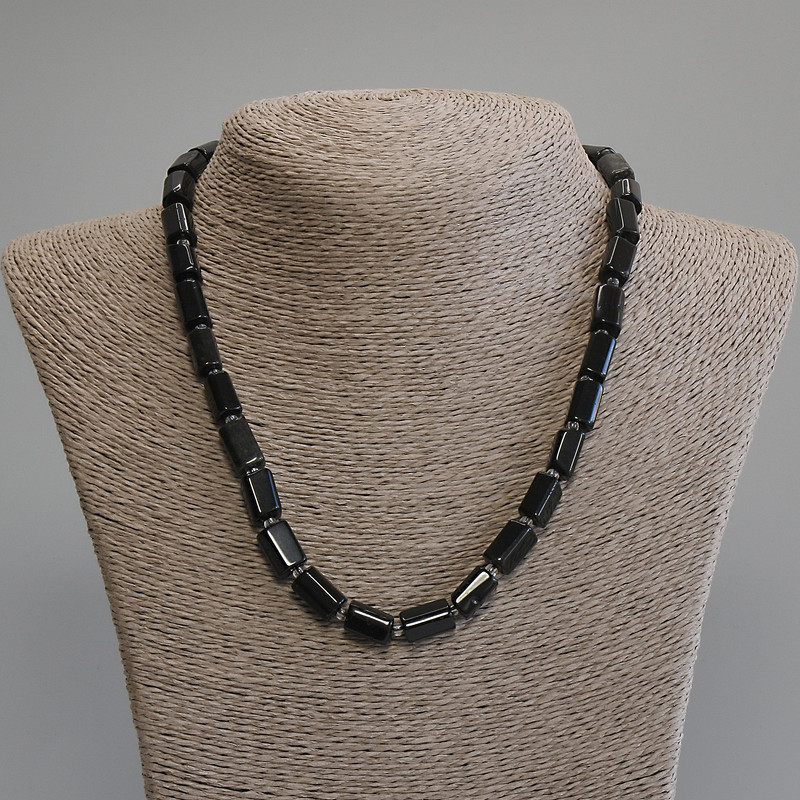 Naszyjnik z czarnego turmalinu, fasetowany, o średnicy 10–13 × 7–8 mm ±, koraliki 3 mm ±, długość 45 cm ±, z zapięciem