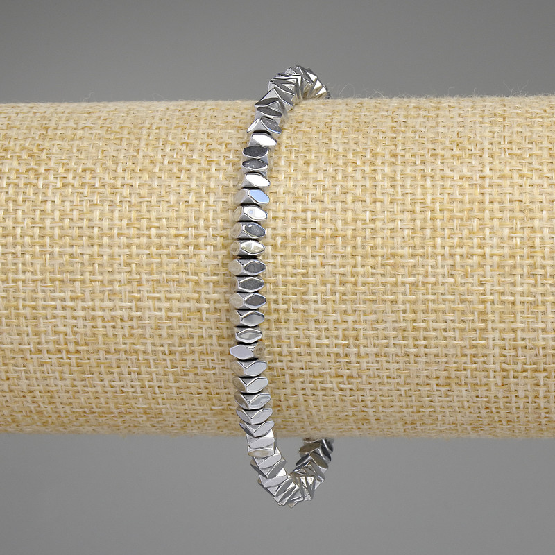 Bransoletka z hematitu w kolorze srebrnym, szlifowane kwadratowe rondelki 4×2 mm, długość 18 cm, na elastycznej gumce