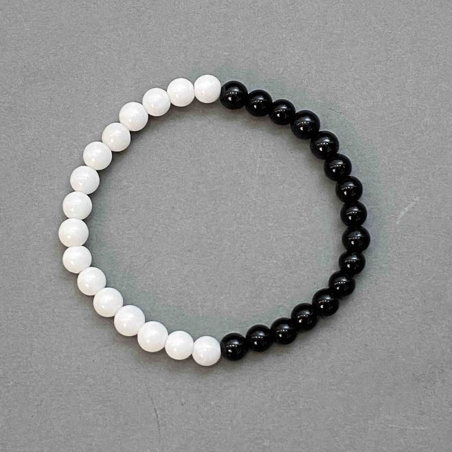 Bransoletka z agatu sztucznego, kuleczki o średnicy 6 mm +/- 6,5 mm, długość 18 cm (rozciągliwa)