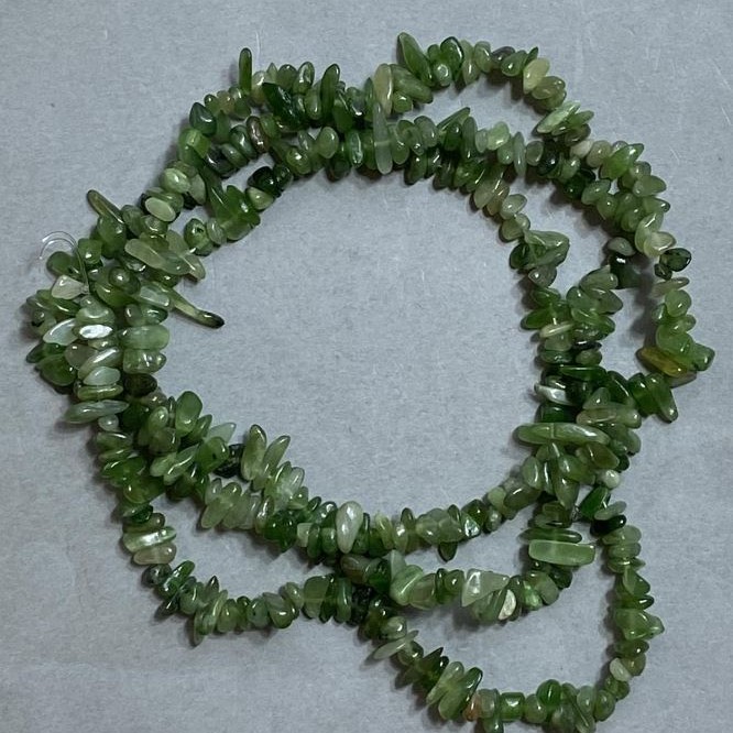 Koraliki z jadeitu – drobiny na długiej nici, średnica 6–11×1–3,5 mm ±, długość 76 cm