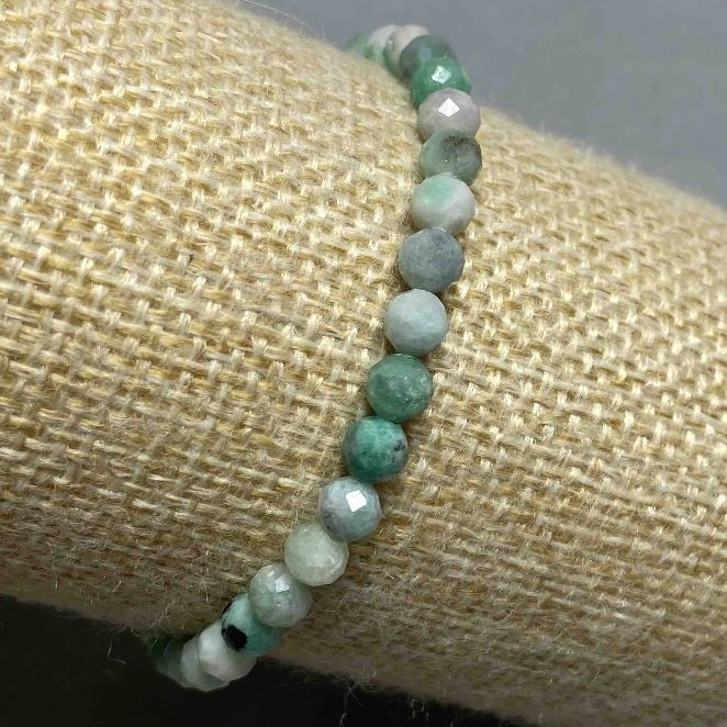 Bransoleta ze szmaragdu, fasetowane kuleczki o średnicy około 5 mm, długość 18 cm, elastyczna