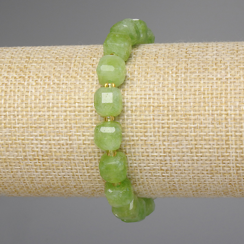 Bransoletka z chryzolitu „oliwin” – szlifowany sześcian, średnica 8,5 × 8,5 mm, koraliki 3 mm ±, długość 18 cm ±, na elastycznej bazie