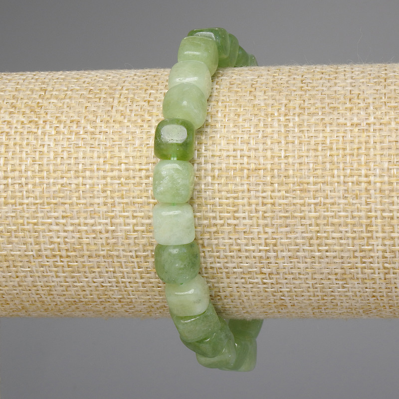 Bransoletka z chryzolitem i oliwinem w kostkach, o wymiarach 8×8 mm, długość 18 cm, elastyczna
