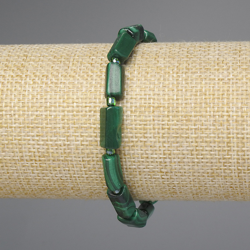 Bransoletka z malachitu — fasetowane kawałki 11–13×6–7 mm, koraliki 3 mm, długość 18 cm, elastyczny sznurek