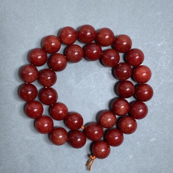 Koraliki czerwonego jaspisu, gładkie kulki, średnica około 12 mm, na nitce, długość około 38 cm