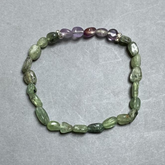 Bransoletka z prehnitu w formie galetów 8-9×6-6, 5 mm +/- oraz ametyst w formie galety 8×6 mm +/-; długość 18 cm +/- na gumce elastycznej