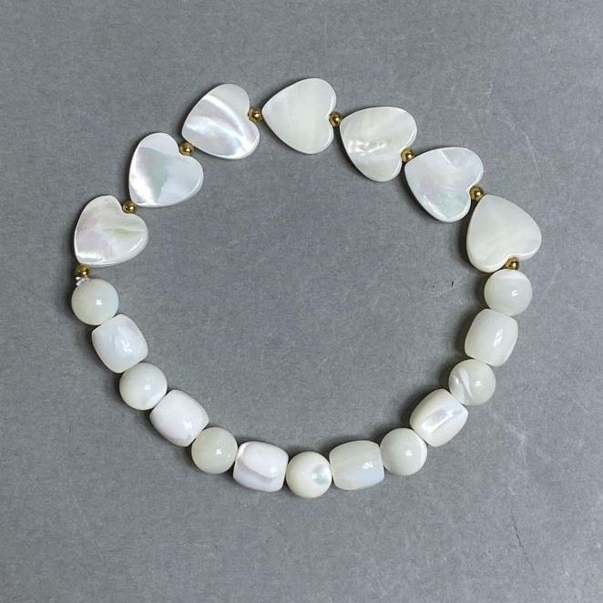 Bransoletka z masy perłowej – kuleczki 7,5 mm, koraliki cylindryczne 8×7,5 mm, serce 12 mm, długość 18 cm, elastyczna