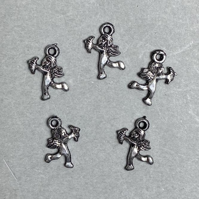 Wyprzedaż! Opakowanie 0,5 kg Zawieszka Amur, tworzywo sztuczne, kolor ciemnego srebra, wymiary 17 × 14 × 2 mm, otwór 2 mm