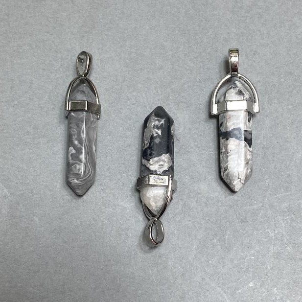 Wisiorek sześciokątny, z kryształem i kulą ze szarej jaspisu, 8×31×41 mm+