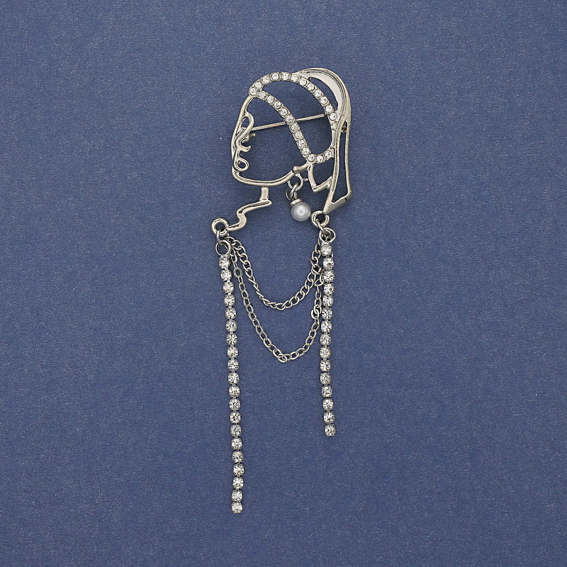 Broszka Dziewczyna z perłowym kolczykiem, białe kryształki strassowe, srebrzysty metal, 85×24 mm+